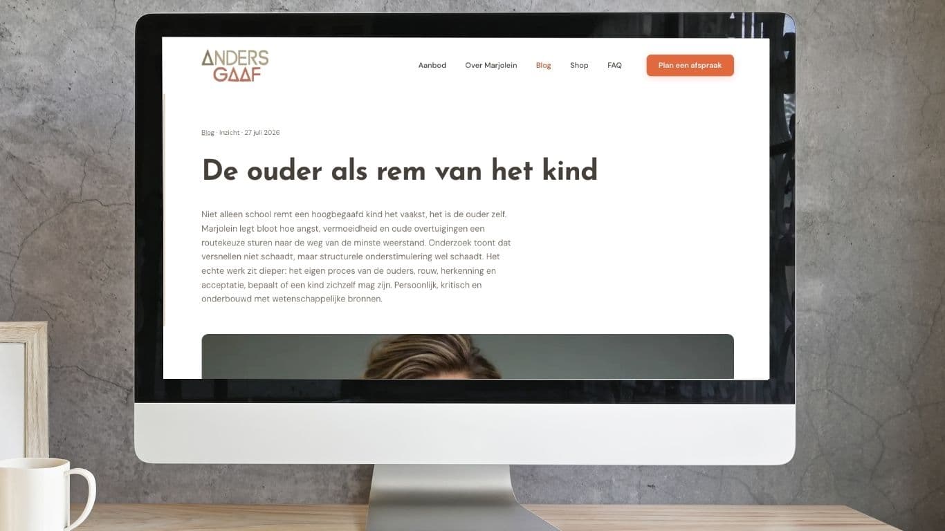 Notitieboek en koffie op een rustig bureau